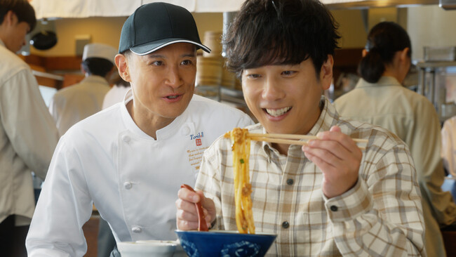 松岡昌宏さん、二宮和也さん TVCM初共演！丸亀製麺×松岡昌宏さん、ガツンとニンニク！『肉辛まぜうどん』打ち立てもちもちのうどんに、濃厚具材が絡んで「もう戻れない」