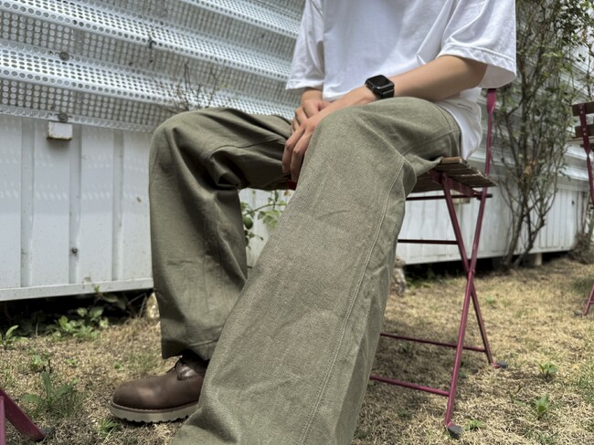 英国軍のグリーンデニムが原点。岡山・井原の縫製工場が地元織物会社に特注した「緑のデニム」で新作軍パンを発表