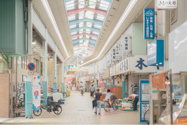 SEKAI HOTELと土間シネマが提携。かつて“映画館のまち”だった大阪・布施で、映画館の復活を目指す。