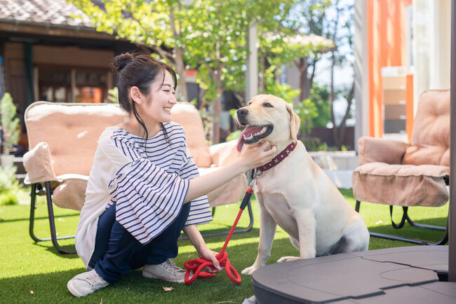 「犬に好かれる人」実態調査｜特徴は「穏やか」「接し方が優しい」「適度な距離感を取れる」が中心、嫌われやすい人の特徴も調査【コノコトトモニ】